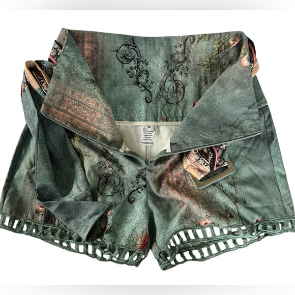 Boho Floral Green Women's Shorts zip medium - Picture 4 of 8